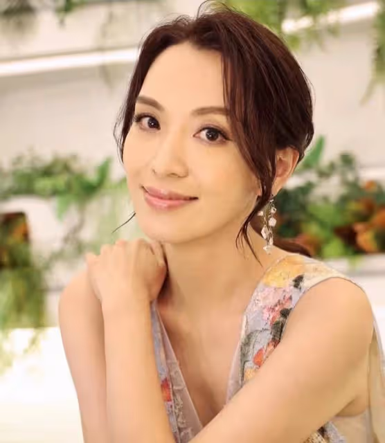 48歲女星官宣再婚喜訊！曬浪漫求婚合照戴鴿子蛋，男方離異有倆娃