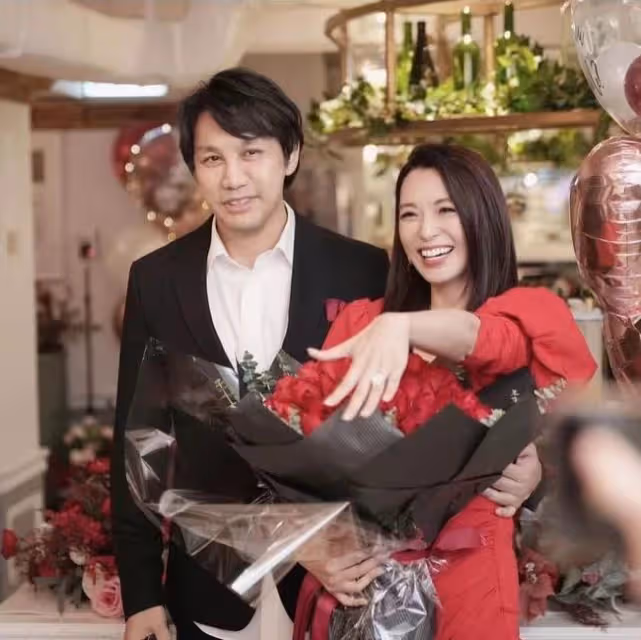 48歲女星官宣再婚喜訊！曬浪漫求婚合照戴鴿子蛋，男方離異有倆娃
