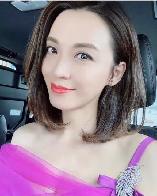 48歲女星官宣再婚喜訊！曬浪漫求婚合照戴鴿子蛋，男方離異有倆娃