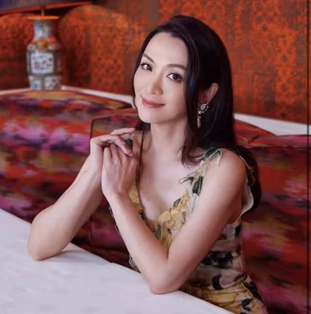 48歲女星官宣再婚喜訊！曬浪漫求婚合照戴鴿子蛋，男方離異有倆娃