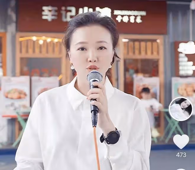 40歲知名女歌手近況堪憂,站路邊高歌無人識,當場飆高音太賣力