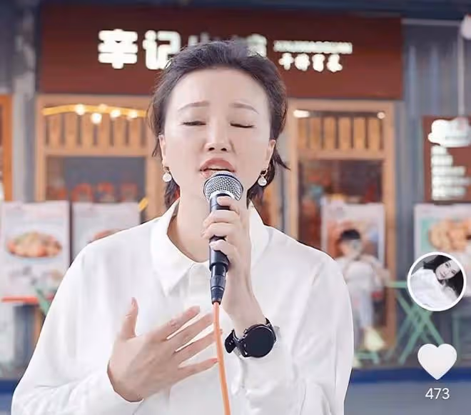 40歲知名女歌手近況堪憂,站路邊高歌無人識,當場飆高音太賣力