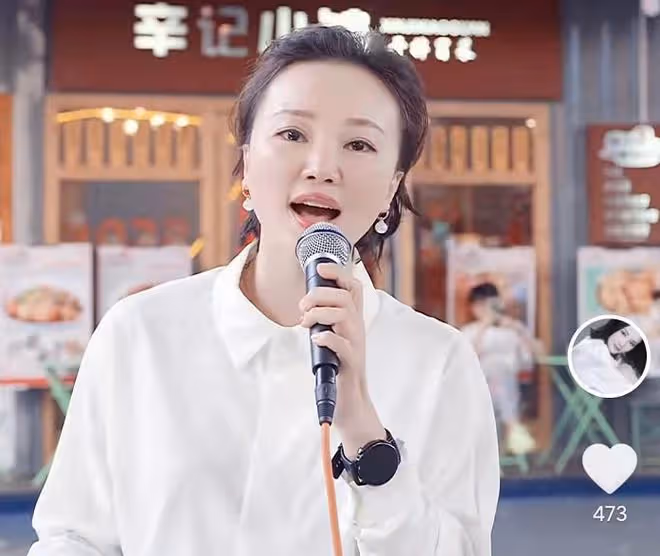 40歲知名女歌手近況堪憂,站路邊高歌無人識,當場飆高音太賣力