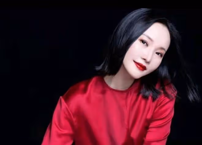 40歲知名女歌手近況堪憂,站路邊高歌無人識,當場飆高音太賣力
