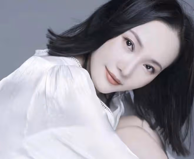 40歲知名女歌手近況堪憂,站路邊高歌無人識,當場飆高音太賣力
