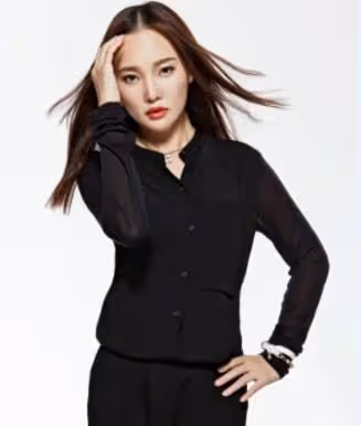 40歲知名女歌手近況堪憂,站路邊高歌無人識,當場飆高音太賣力