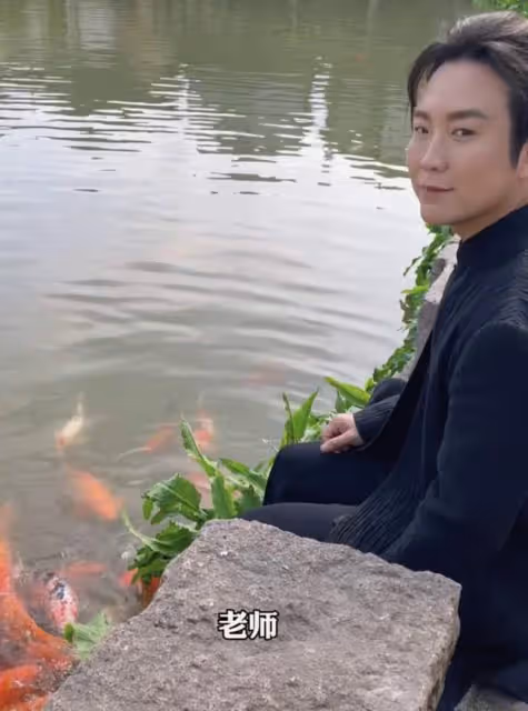 李玉剛獨坐河邊疑泡腳,稱前世被鯉魚救過要報恩,遭嘲太封建迷信