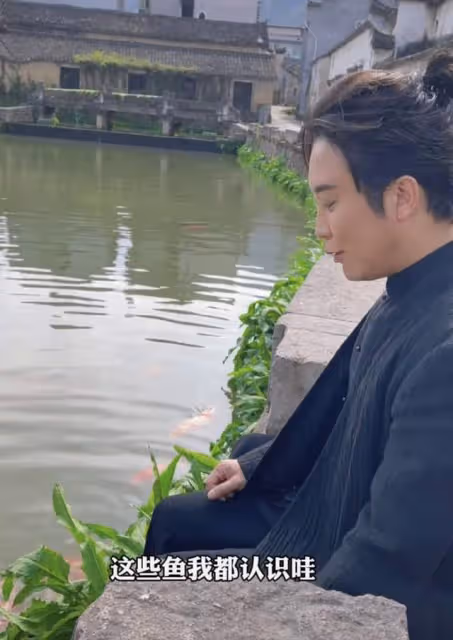 李玉剛獨坐河邊疑泡腳,稱前世被鯉魚救過要報恩,遭嘲太封建迷信