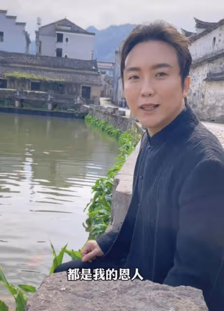 李玉剛獨坐河邊疑泡腳,稱前世被鯉魚救過要報恩,遭嘲太封建迷信