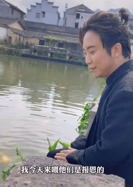 李玉剛獨坐河邊疑泡腳,稱前世被鯉魚救過要報恩,遭嘲太封建迷信