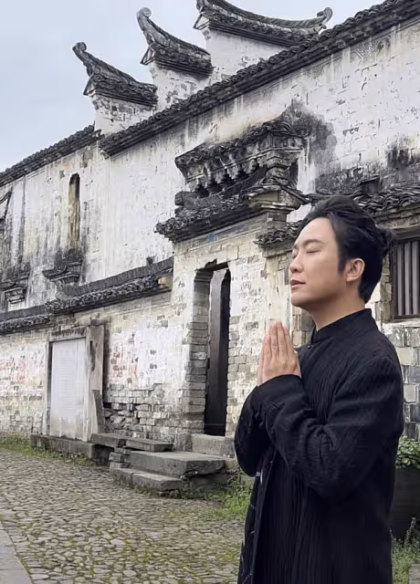 李玉剛獨坐河邊疑泡腳，稱前世被鯉魚救過要報恩，遭嘲太封建迷信