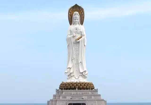 李玉剛獨坐河邊疑泡腳，稱前世被鯉魚救過要報恩，遭嘲太封建迷信