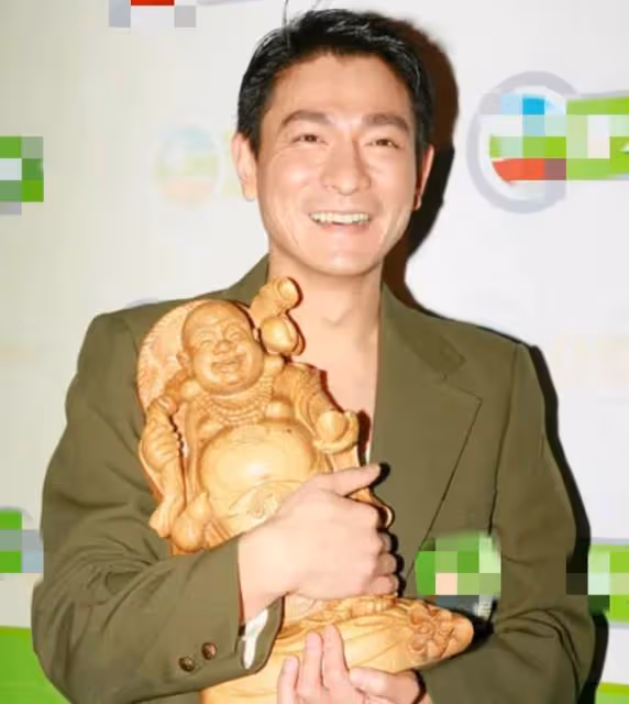 李玉剛獨坐河邊疑泡腳，稱前世被鯉魚救過要報恩，遭嘲太封建迷信