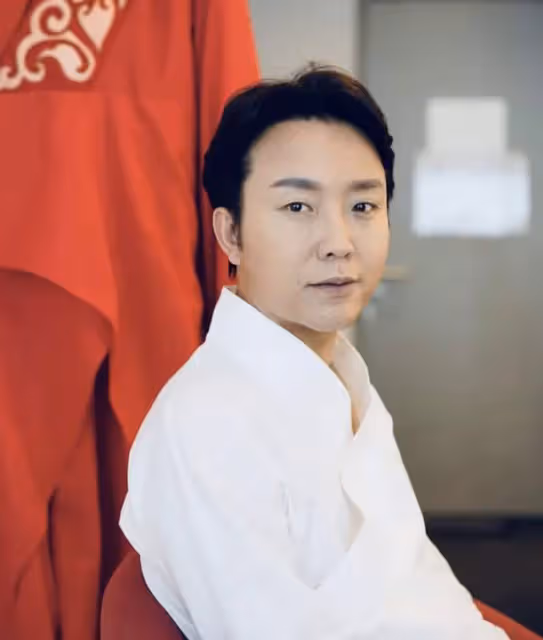 李玉剛獨坐河邊疑泡腳，稱前世被鯉魚救過要報恩，遭嘲太封建迷信