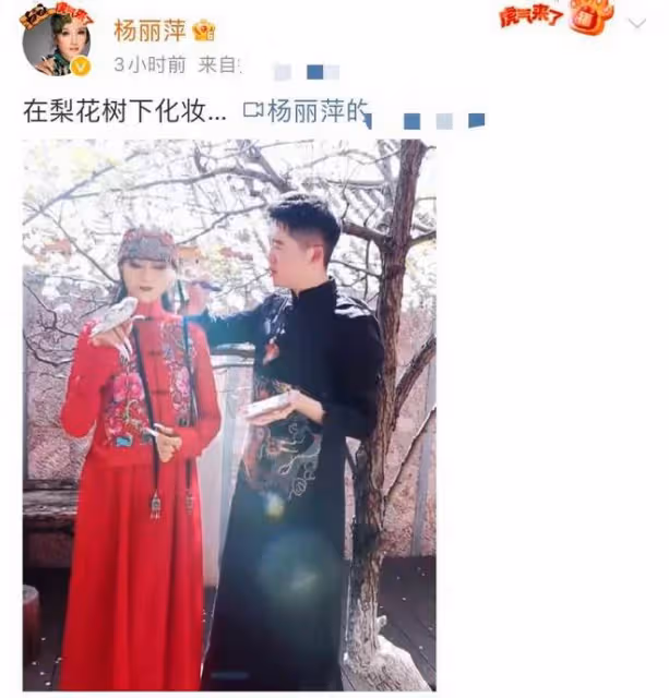 楊麗萍手捧小鳥化濃妝,與寵物嘴對嘴索吻,63歲不生育仍艷光四射