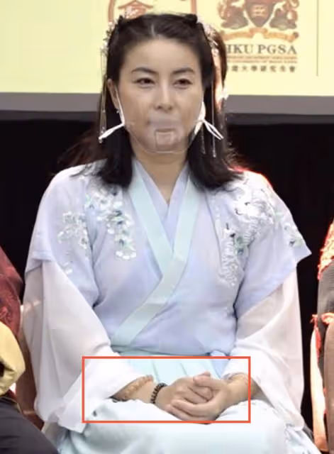 40歲郭晶晶罕穿漢服！造型清純氣質佳，獲眾人簇擁霍啟剛卻被忽視