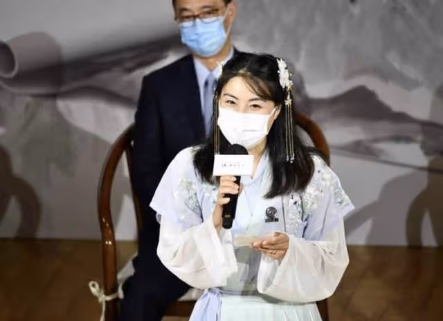 40歲郭晶晶罕穿漢服！造型清純氣質佳，獲眾人簇擁霍啟剛卻被忽視