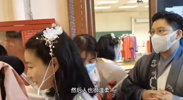 40歲郭晶晶罕穿漢服！造型清純氣質佳，獲眾人簇擁霍啟剛卻被忽視