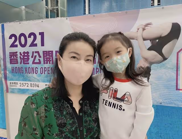 40歲郭晶晶罕穿漢服！造型清純氣質佳，獲眾人簇擁霍啟剛卻被忽視