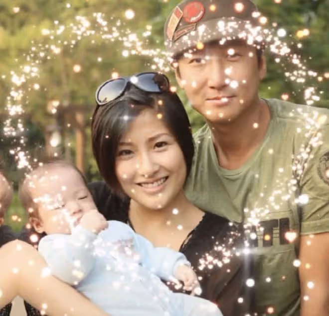 洪金寶兒子慶結婚10周年,曬全家福秀恩愛,與小9歲嬌妻有夫妻相