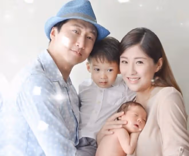 洪金寶兒子慶結婚10周年,曬全家福秀恩愛,與小9歲嬌妻有夫妻相