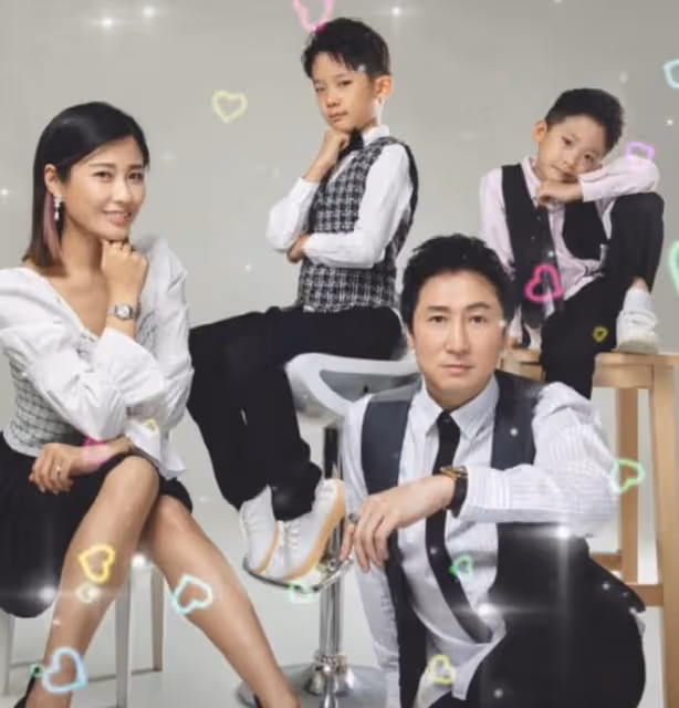 洪金寶兒子慶結婚10周年,曬全家福秀恩愛,與小9歲嬌妻有夫妻相