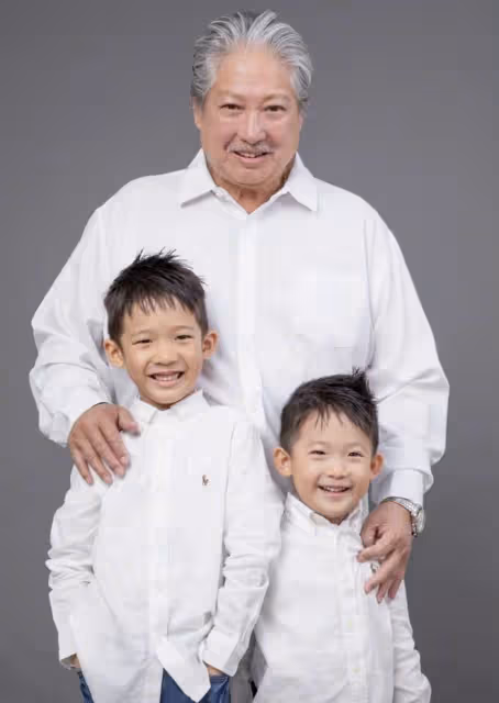 洪金寶兒子慶結婚10周年,曬全家福秀恩愛,與小9歲嬌妻有夫妻相