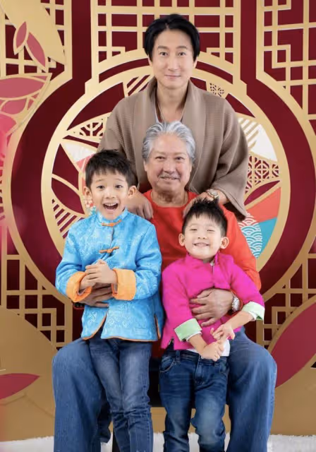 洪金寶兒子慶結婚10周年,曬全家福秀恩愛,與小9歲嬌妻有夫妻相