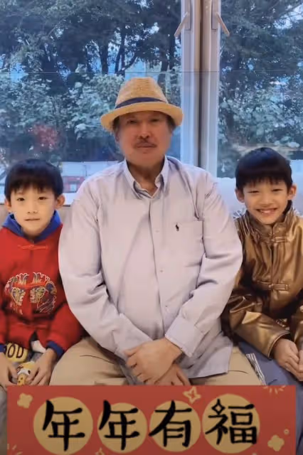 洪金寶兒子慶結婚10周年,曬全家福秀恩愛,與小9歲嬌妻有夫妻相