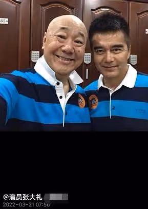 眾星齊聚打高爾夫!葛優與人勾肩搭背,王奎榮不服老,岳紅太亮眼