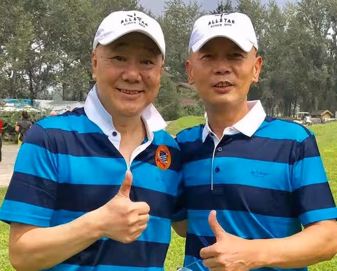 眾星齊聚打高爾夫!葛優與人勾肩搭背,王奎榮不服老,岳紅太亮眼