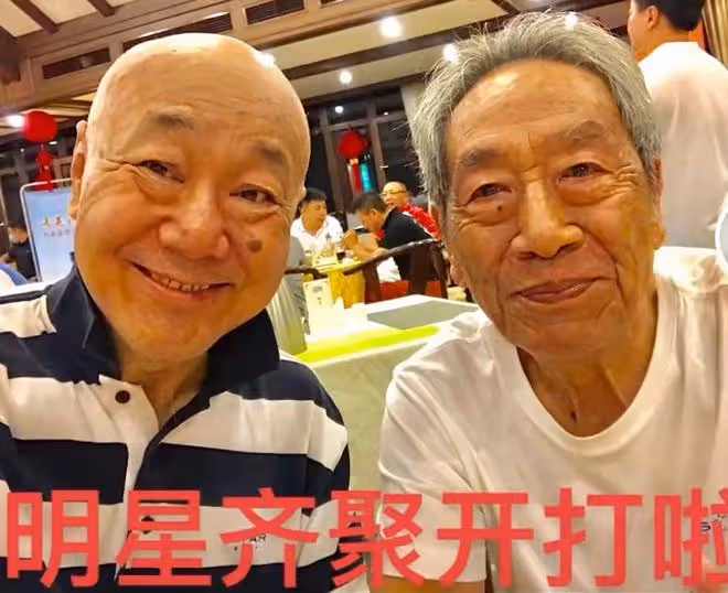 眾星齊聚打高爾夫!葛優與人勾肩搭背,王奎榮不服老,岳紅太亮眼