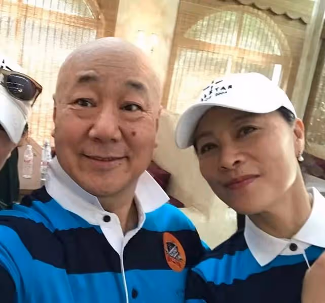 眾星齊聚打高爾夫!葛優與人勾肩搭背,王奎榮不服老,岳紅太亮眼