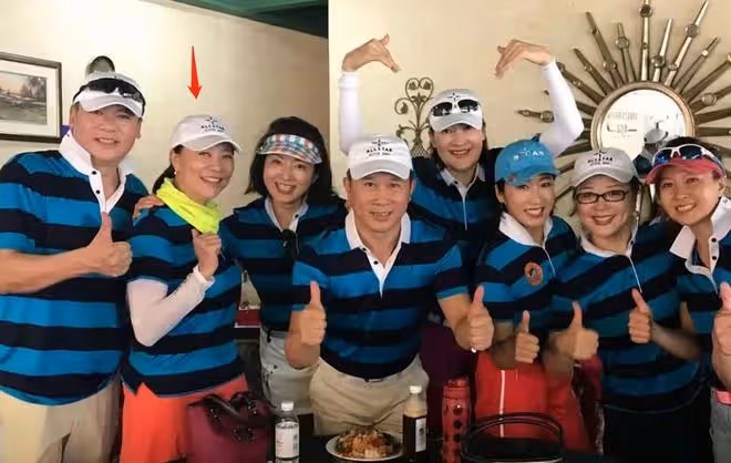 眾星齊聚打高爾夫!葛優與人勾肩搭背,王奎榮不服老,岳紅太亮眼