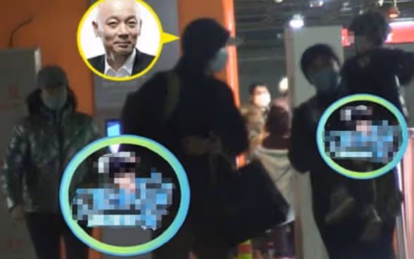 眾星齊聚打高爾夫!葛優與人勾肩搭背,王奎榮不服老,岳紅太亮眼