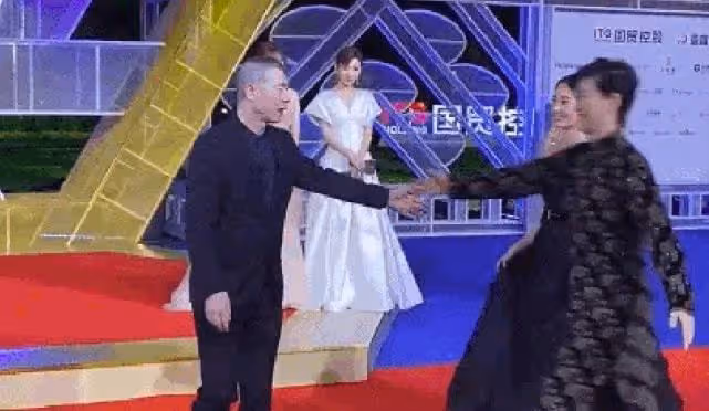 這絕對是王者,徐帆機智化解尷尬,手段高明宣示主權太霸氣!