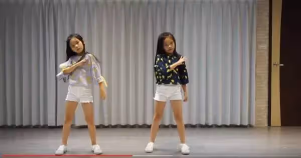 雙胞胎「左左右右」長大了!準備升國2「變長腿青春美少女」,網友忍不住驚呼:最療癒的另類台灣之光