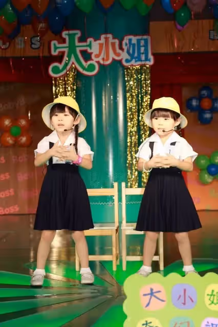 雙胞胎「左左右右」長大了!準備升國2「變長腿青春美少女」,網友忍不住驚呼:最療癒的另類台灣之光