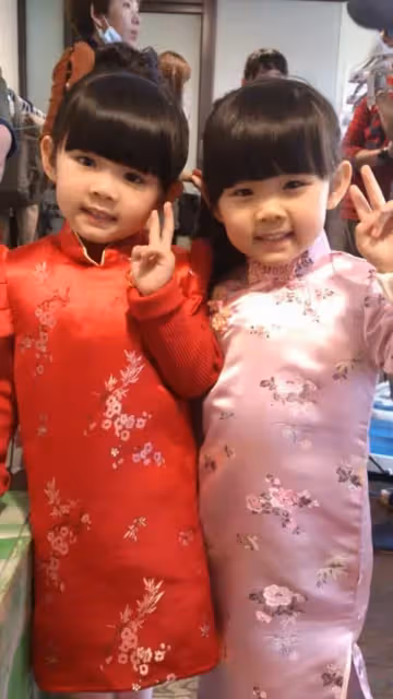 雙胞胎「左左右右」長大了!準備升國2「變長腿青春美少女」,網友忍不住驚呼:最療癒的另類台灣之光