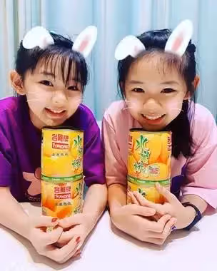 雙胞胎「左左右右」長大了!準備升國2「變長腿青春美少女」,網友忍不住驚呼:最療癒的另類台灣之光