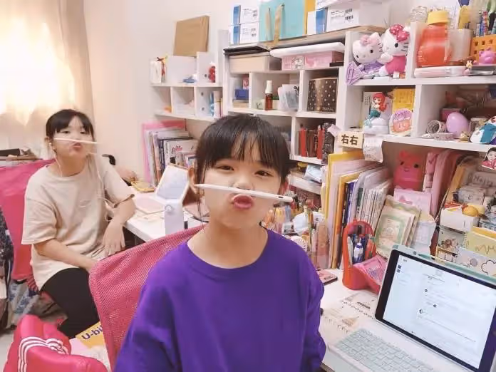 雙胞胎「左左右右」長大了!準備升國2「變長腿青春美少女」,網友忍不住驚呼:最療癒的另類台灣之光