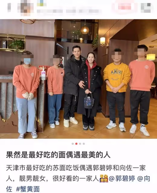 向佐一家下館子吃面!當眾摟嬌妻太甜蜜,1歲女兒自己吃飯好乖巧,網友:格外乖巧懂事~