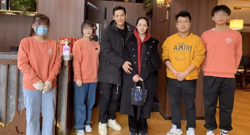 向佐一家下館子吃面!當眾摟嬌妻太甜蜜,1歲女兒自己吃飯好乖巧,網友:格外乖巧懂事~
