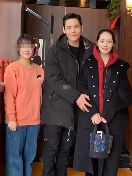 向佐一家下館子吃面!當眾摟嬌妻太甜蜜,1歲女兒自己吃飯好乖巧,網友:格外乖巧懂事~