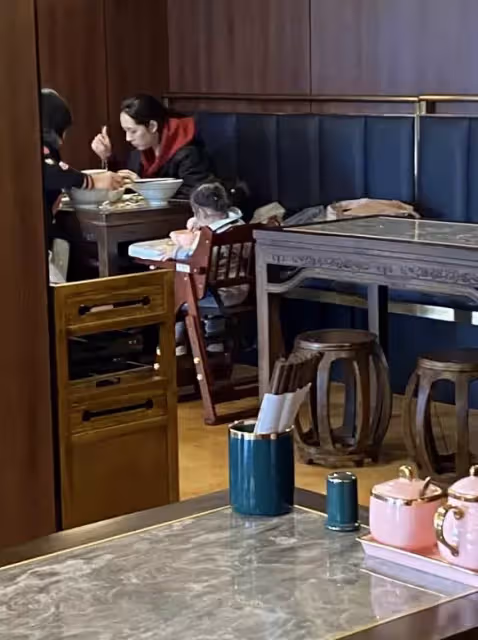 向佐一家下館子吃面!當眾摟嬌妻太甜蜜,1歲女兒自己吃飯好乖巧,網友:格外乖巧懂事~