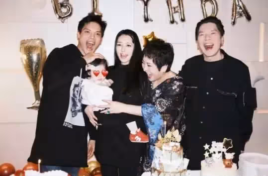 向佐一家下館子吃面!當眾摟嬌妻太甜蜜,1歲女兒自己吃飯好乖巧,網友:格外乖巧懂事~
