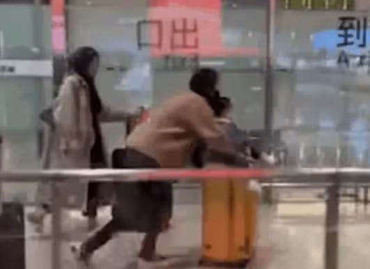 向佐一家下館子吃面!當眾摟嬌妻太甜蜜,1歲女兒自己吃飯好乖巧,網友:格外乖巧懂事~