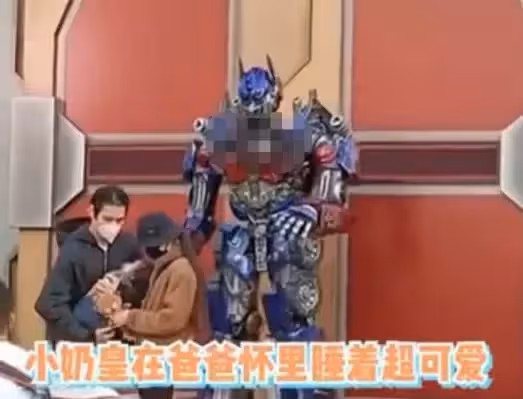 向佐一家下館子吃面!當眾摟嬌妻太甜蜜,1歲女兒自己吃飯好乖巧,網友:格外乖巧懂事~