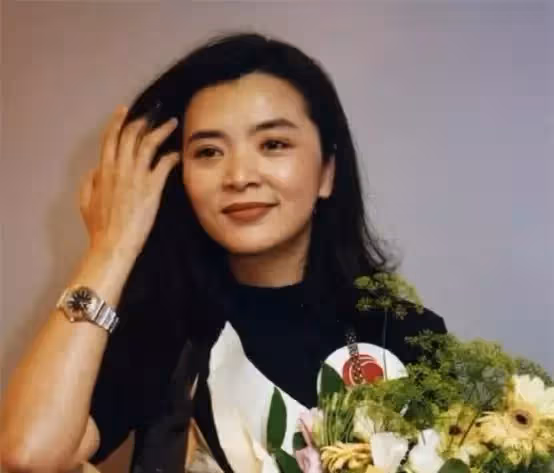 61歲「小龍女」陳玉蓮素顏照罕曝光!滿臉皺紋卻依然優雅「如今帶發修行致力慈善」網友:用愛溫暖世界