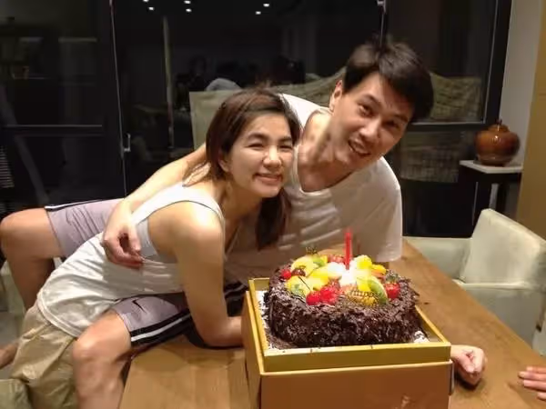 真正嫁給愛情!39歲Ella幫老公慶生太閃,「老公曾被酸吃軟飯」卻越愛越甜蜜:結婚8年還像熱戀❤️